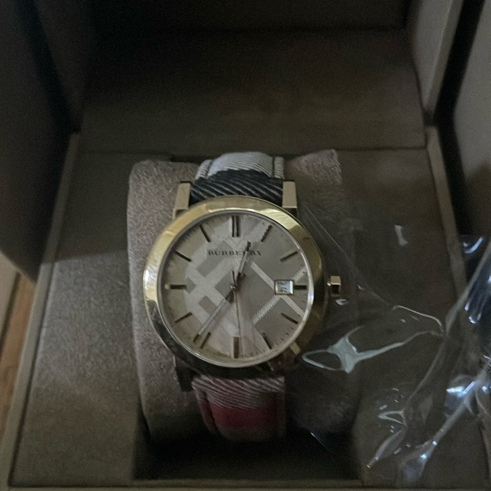 BURBERRY UNISEX WATCH !!!